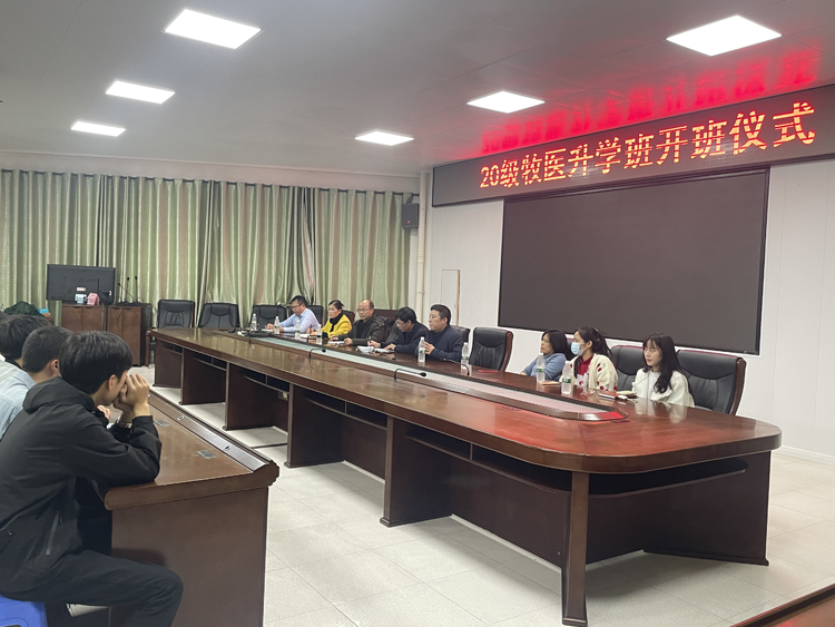 1出席开班仪式的领导老师们.jpg 1出席开班仪式的领导老师们.jpg