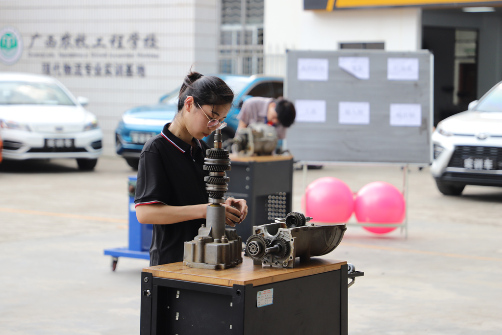 图2:石雅田老师进行汽车变速器拆装.jpg 图2:石雅田老师进行汽车变速器拆装.jpg