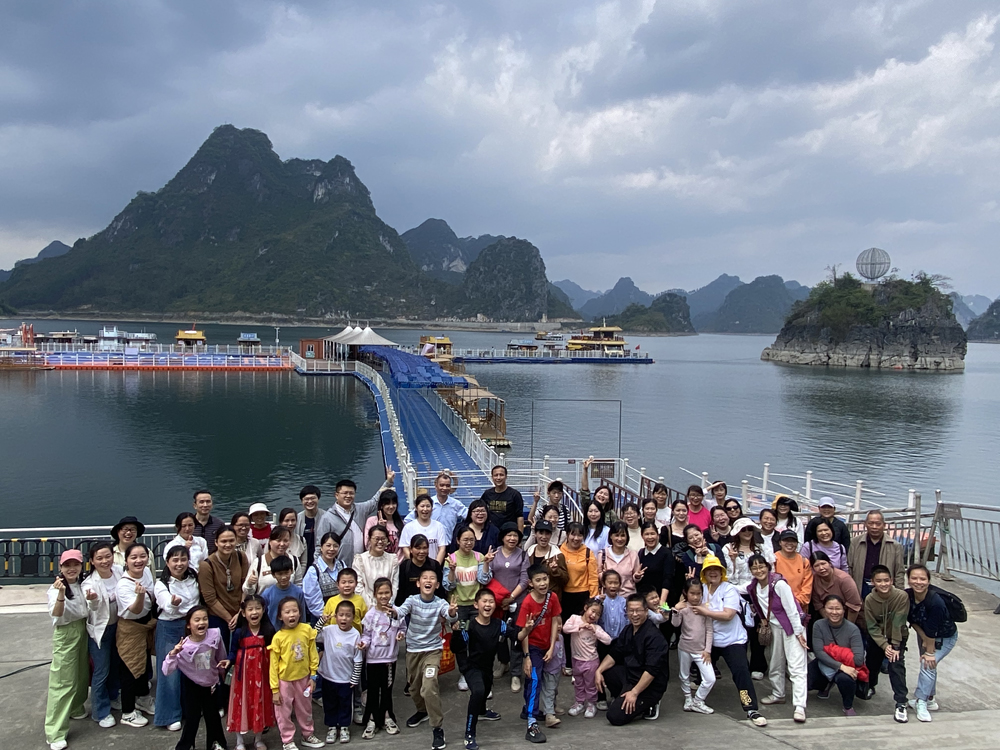 大龙湖畔合影.jpg 大龙湖畔合影.jpg