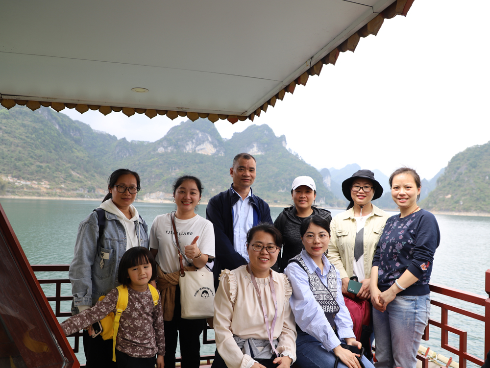 蒋漓生校长跟部分女女职工在游船合影.JPG