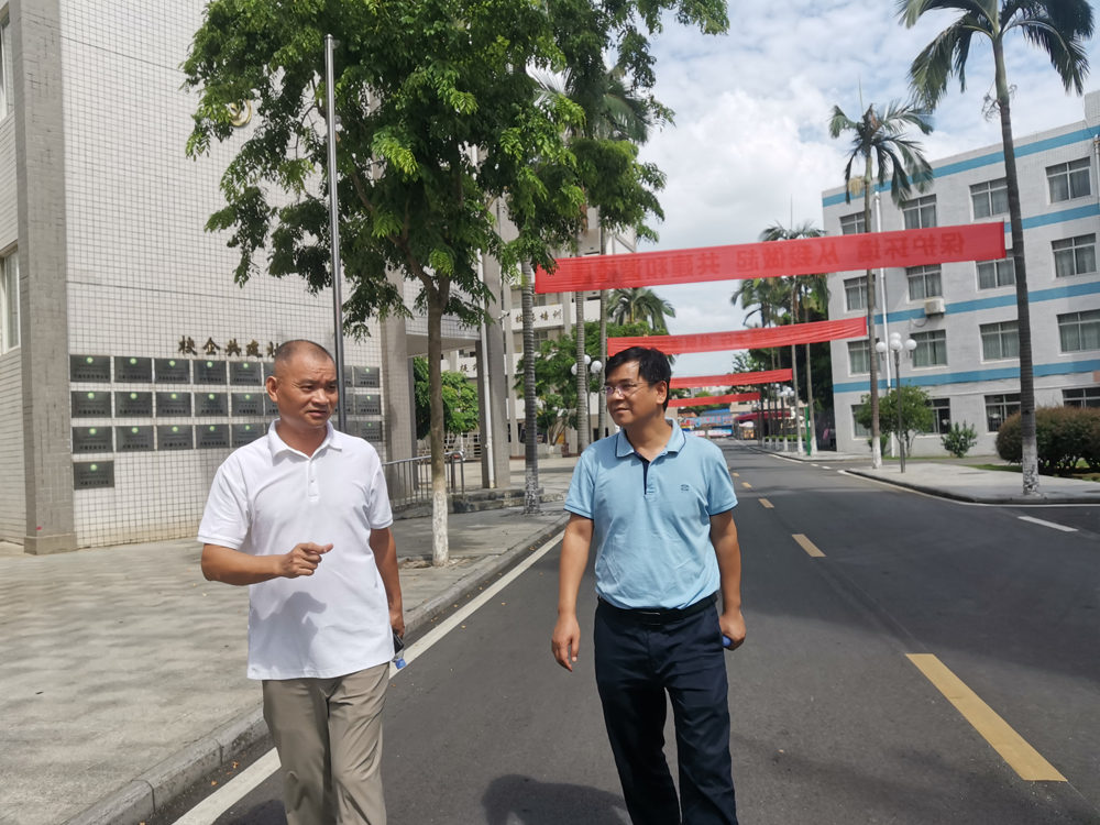 图1 蒋漓生校长陪同覃壮才处长参观学校.jpg