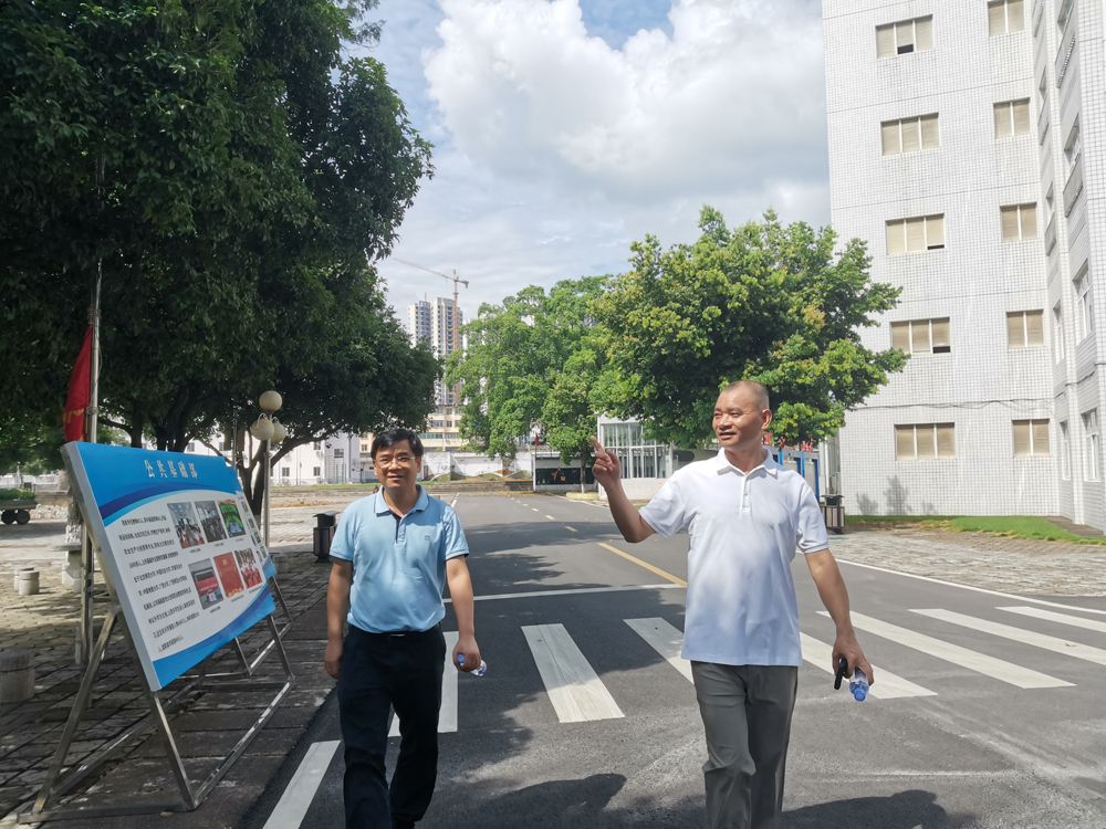 图2  蒋漓生校长介绍学校情况.jpg