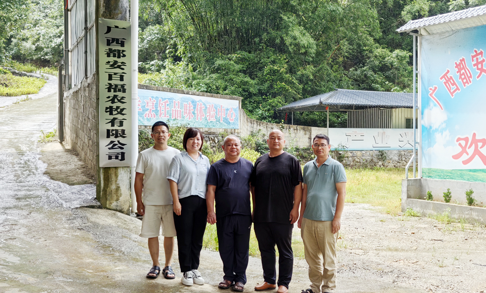 与石峰领会长合影.jpg 与石峰领会长合影.jpg