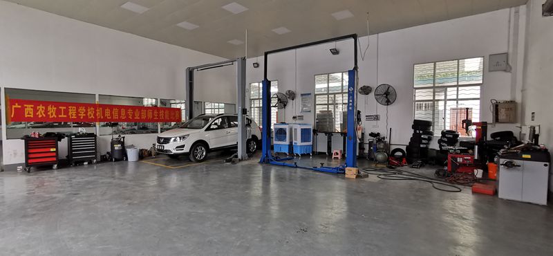 汽车二级维护实训室.jpg