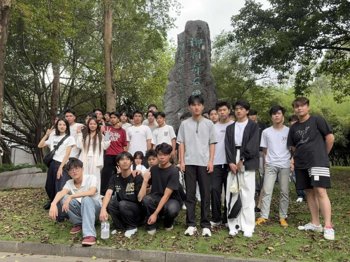 班级合影.jpg 班级合影.jpg